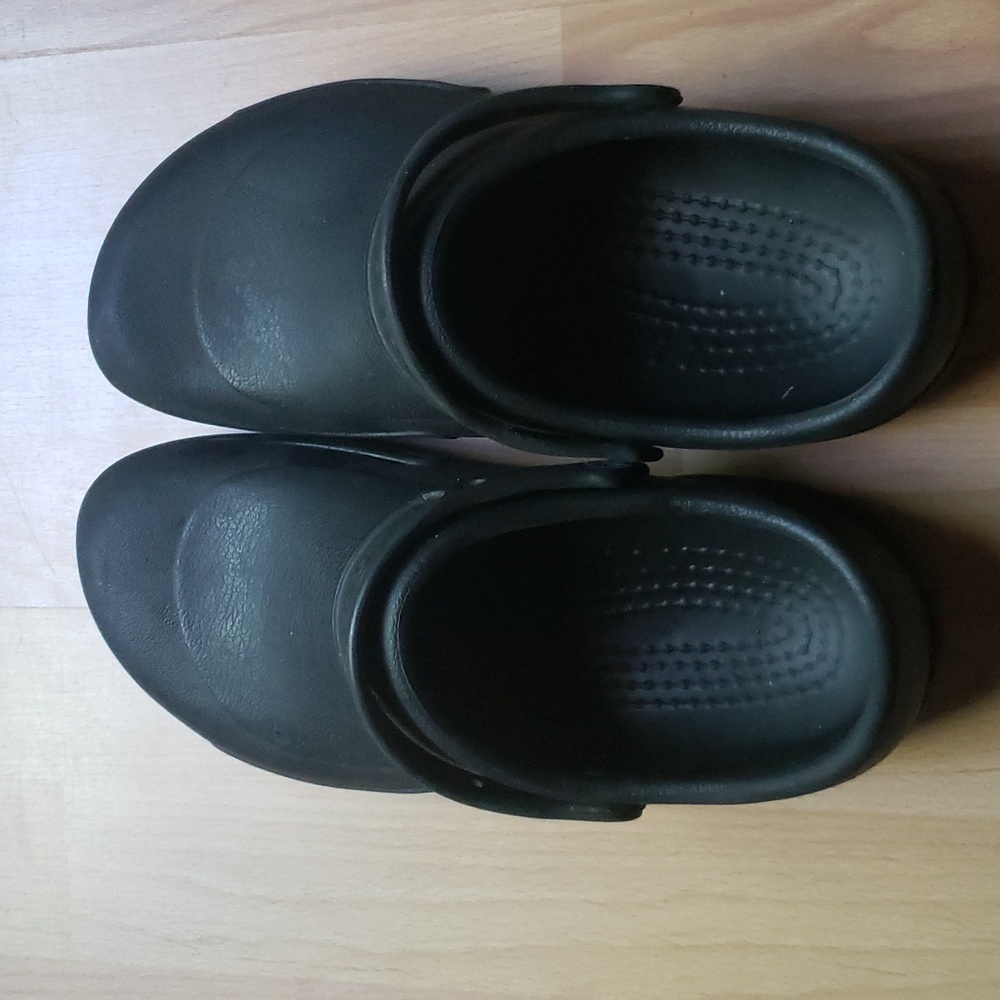 Water Proof Crocs - Picture 2 of 8